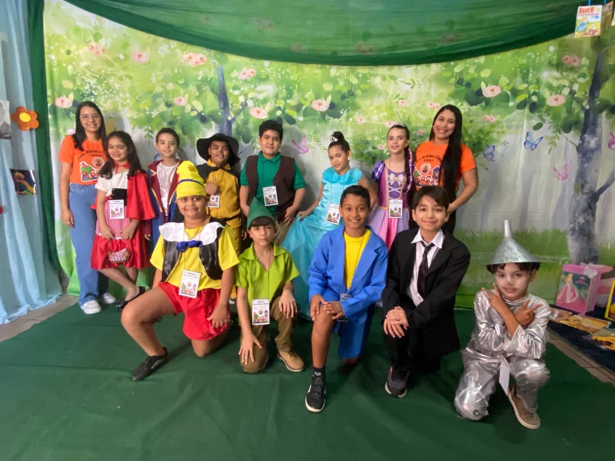 Alunos apresentando um projeto em uma feira de ciências escolar.